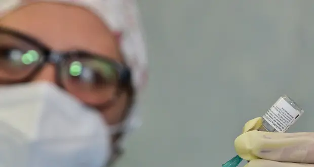 Dosi di vaccino Pfizer con molecole \"degradate\", un problema dietro il ritardo delle forniture