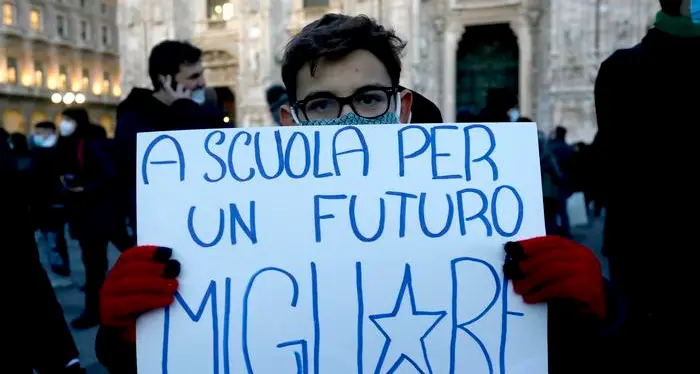 Molte regioni non riaprono le aule La protesta degli studenti medi Azzolina: capisco la loro rabbia