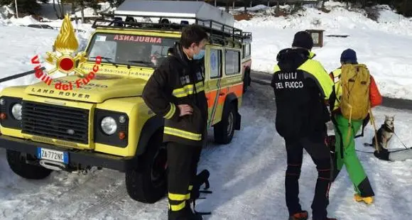 Mamma e papà muoiono nel burrone: scivolati sul ghiaccio davanti alla figlia di 5 anni
