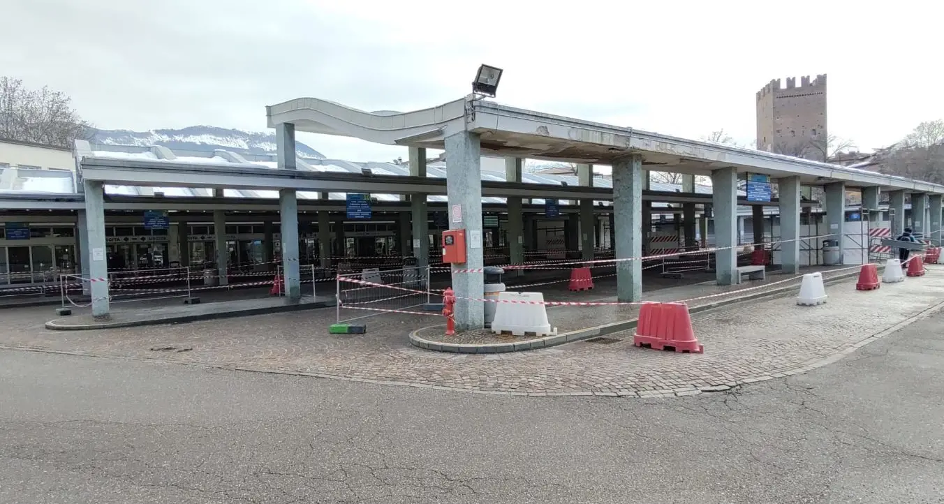 Stazione delle corriere di Trento: crollano pezzi di pensilina, ghiaccio e pioggia fanno danni, struttura da demolire