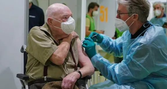 Al via da oggi la vaccinazione per gli over 80: ecco come prenotarsi