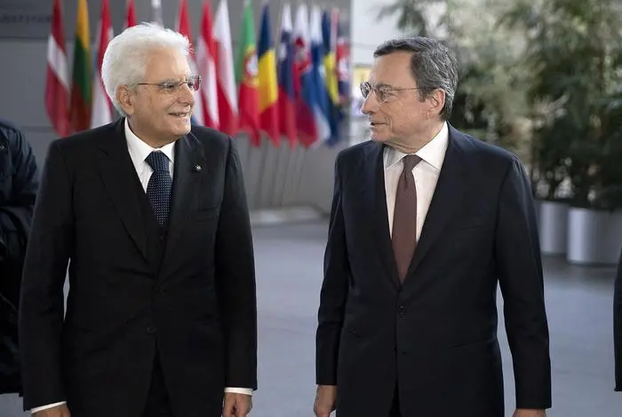 Il presidente della Repubblica Sergio Mattarella (S) con Mario Draghi, presidente della Banca Centrale Europea, a Francoforte, 28 ottobre 2019. ANSA/PAOLO GIANDOTTI/UFFICIO STAMPA QUIRINALE ++ NO SALES, EDITORIAL USE ONLY ++