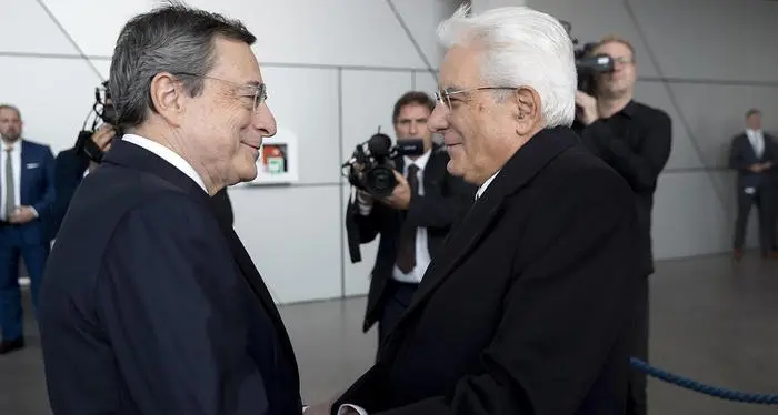 Draghi al Quirinale per il mandato. Si cerca una maggioranza larga per un governo istituzionale \"di alto profilo\"