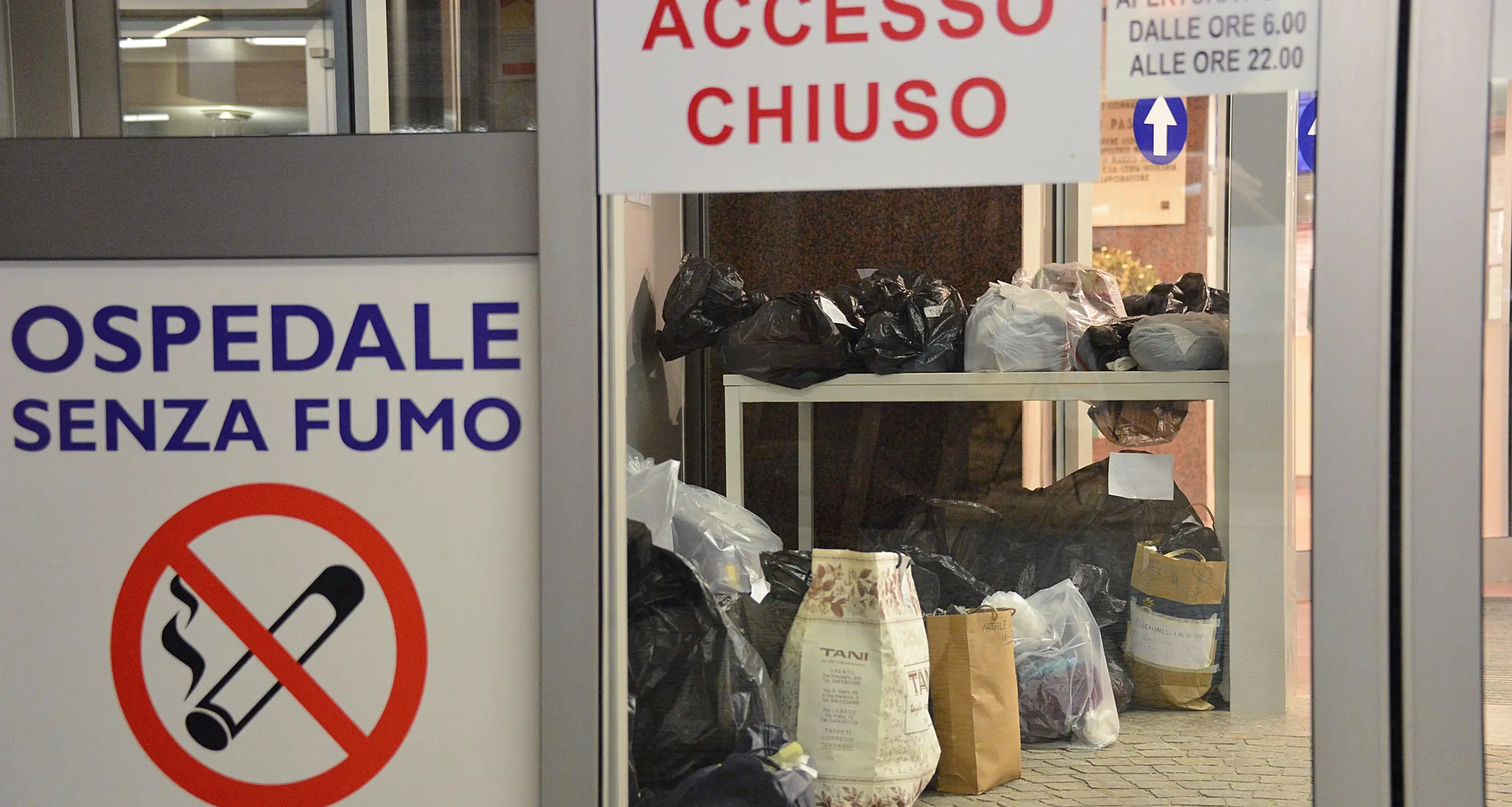 La biancheria dei malati al Santa Chiara: abbandonata nei sacchi per terra nell'atrio