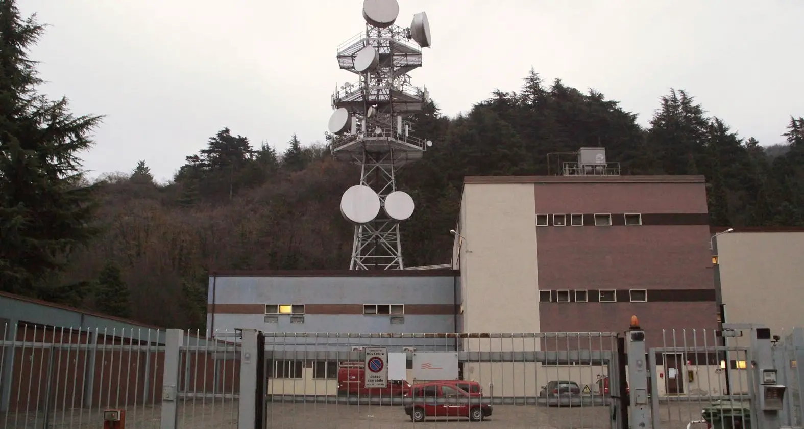 Vi piacerebbe comprare una centrale Telecom? Al Brione ottomila metri quadri in vendita (antenne comprese)