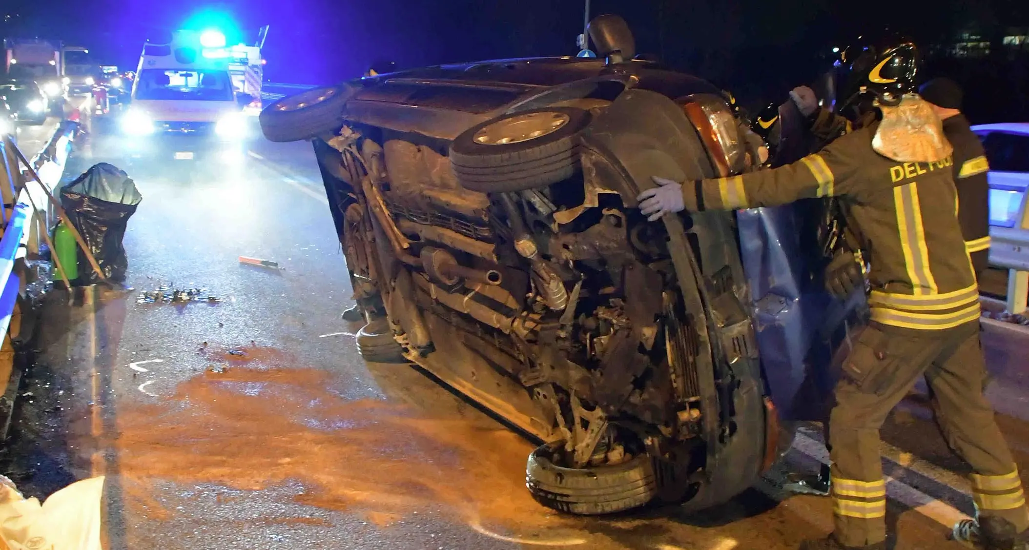 Auto ribaltata sul cavalcavia di Ravina: guidatore ferito, per fortuna non arrivavano altri mezzi dalla direzione opposta