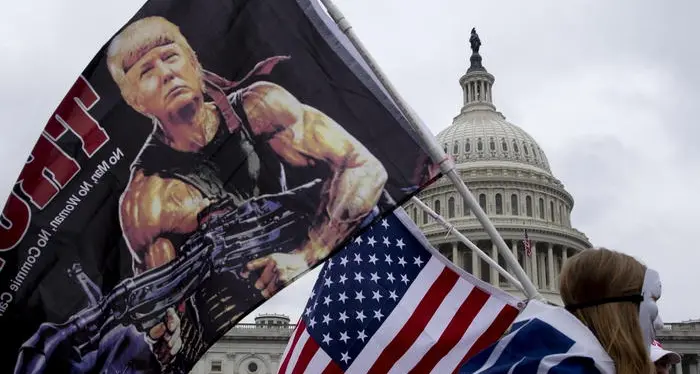 Impeachment, Trump accusato di alto tradimento. La difesa: il Senato non ha più giurisdizione