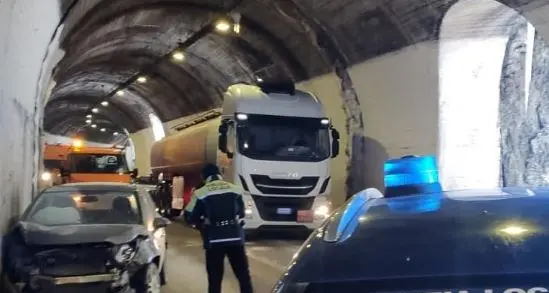 Scontro a Ponte Pià: galleria bloccata, lunghe code sulla statale del Caffaro