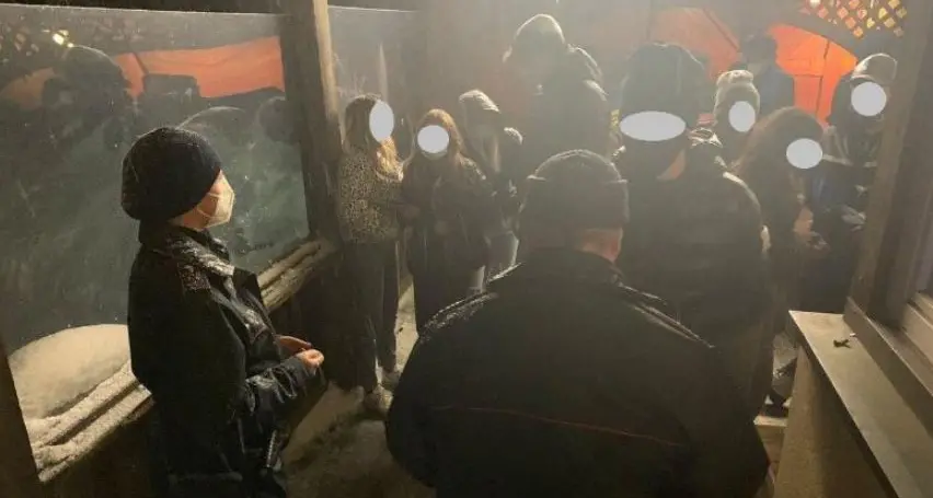 Alla faccia della \"zona rossa\": Carabinieri in azione, in un locale in Val Gardena 200 persone a festeggiare
