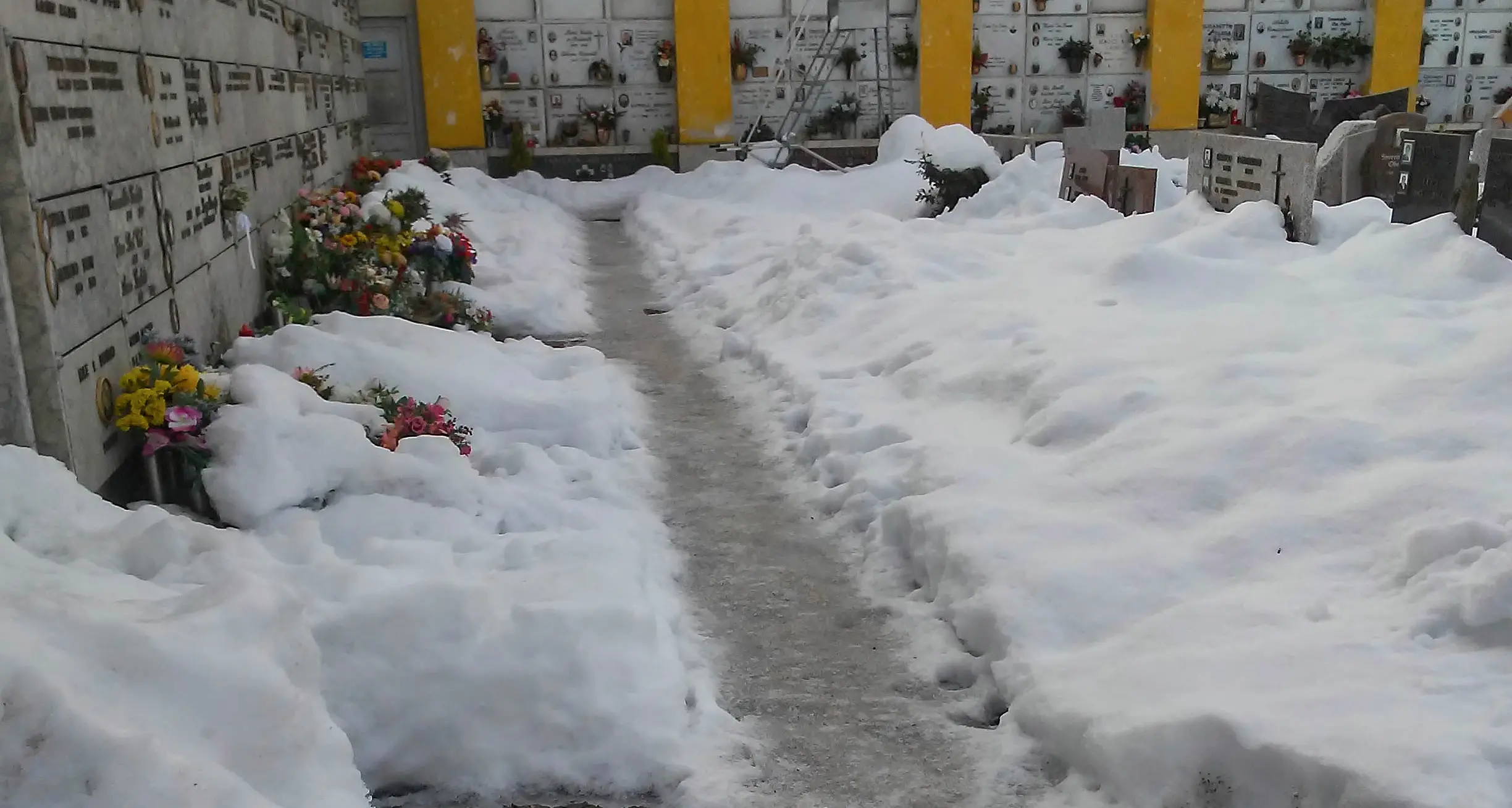 Ghiaccio fra le tombe, pericolo cadute per gli anziani. E il sindaco manda a dire \"al cimitero andateci in primavera\"