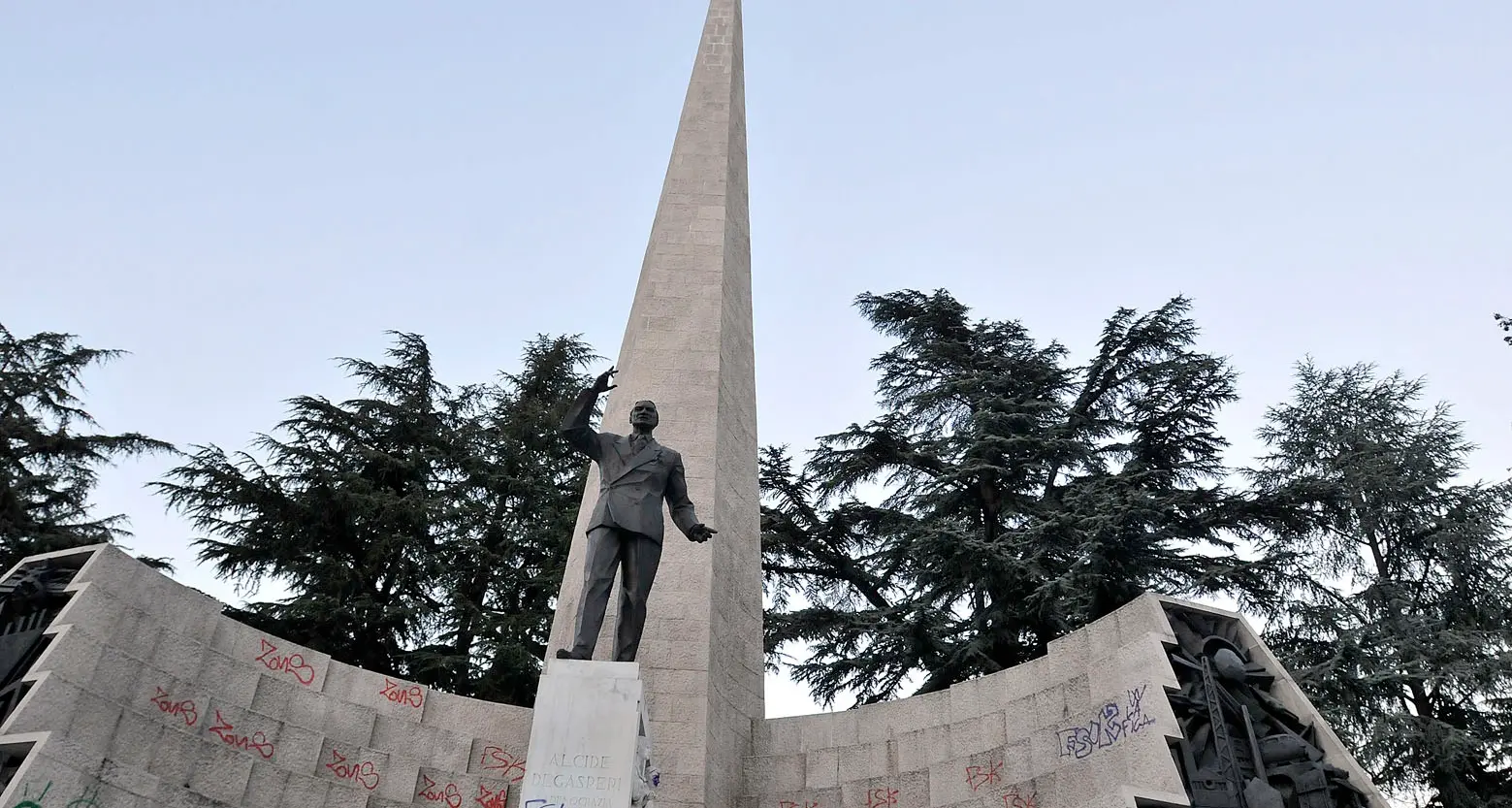 Verrà illuminato il monumento a Degasperi (con dissuasori sugli scalini)