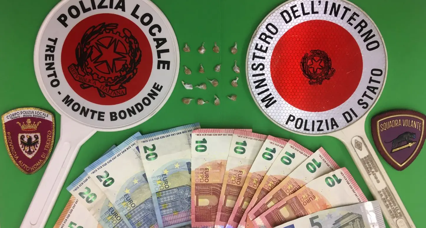 Arrestato in via Petrarca dalla Polizia Locale: aveva 16 dosi di eroina nelle mutande