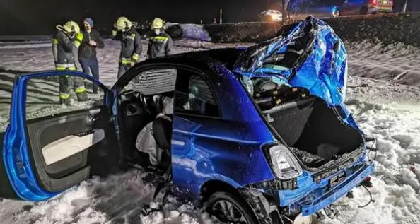 Esce di strada, si ribalta più volte nel bosco, ed esce illesa dalla sua 500