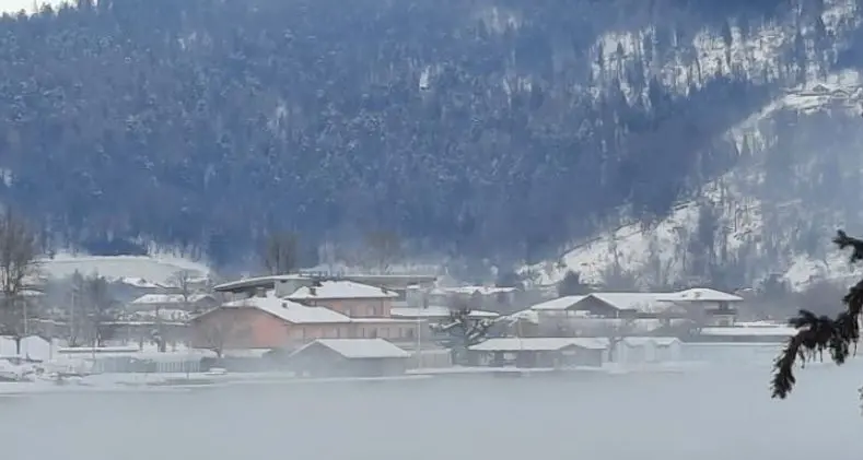 L'acqua dei laghi a +3, l'aria a -12, ecco la superficie che sembra bollire e fumare a Caldonazzo