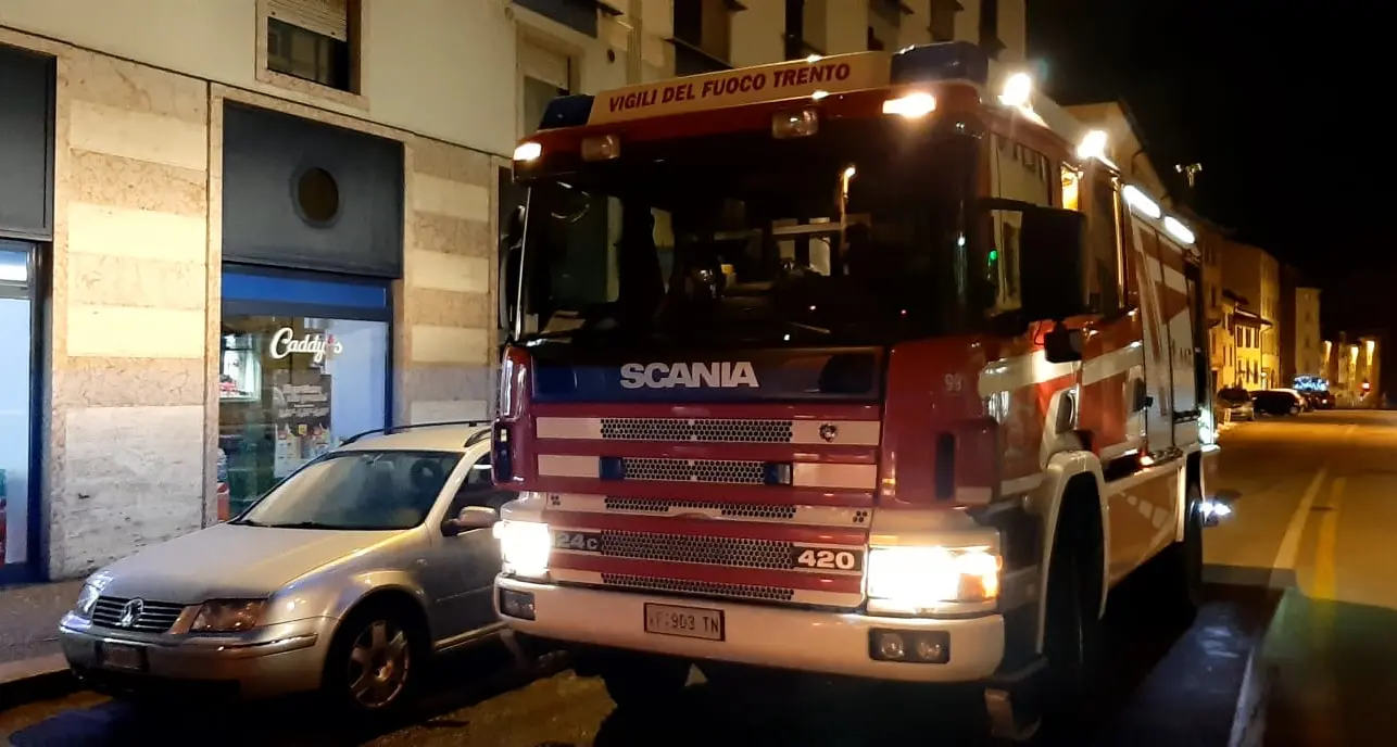 Fiamme in un condominio in centro: vigili del fuoco in azione, in salvo una donna