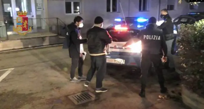 Bar senza licenza, con festa di compleanno in corso: Polizia e vigili chiudono il locale a Trento Nord