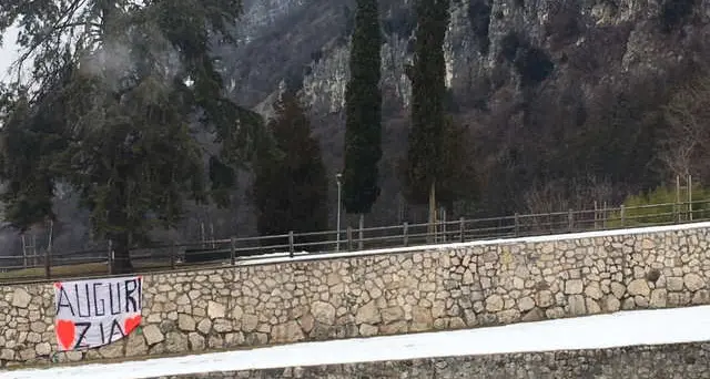 Compie 92 anni in Rsa, i nipoti fanno gli auguri con uno striscione