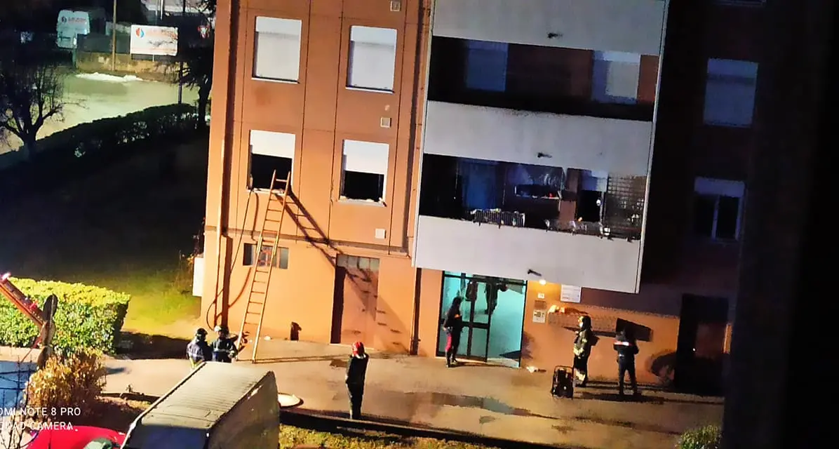Tragico incendio nella notte a Borgo Sacco Uomo di 68 anni muore in un condominio