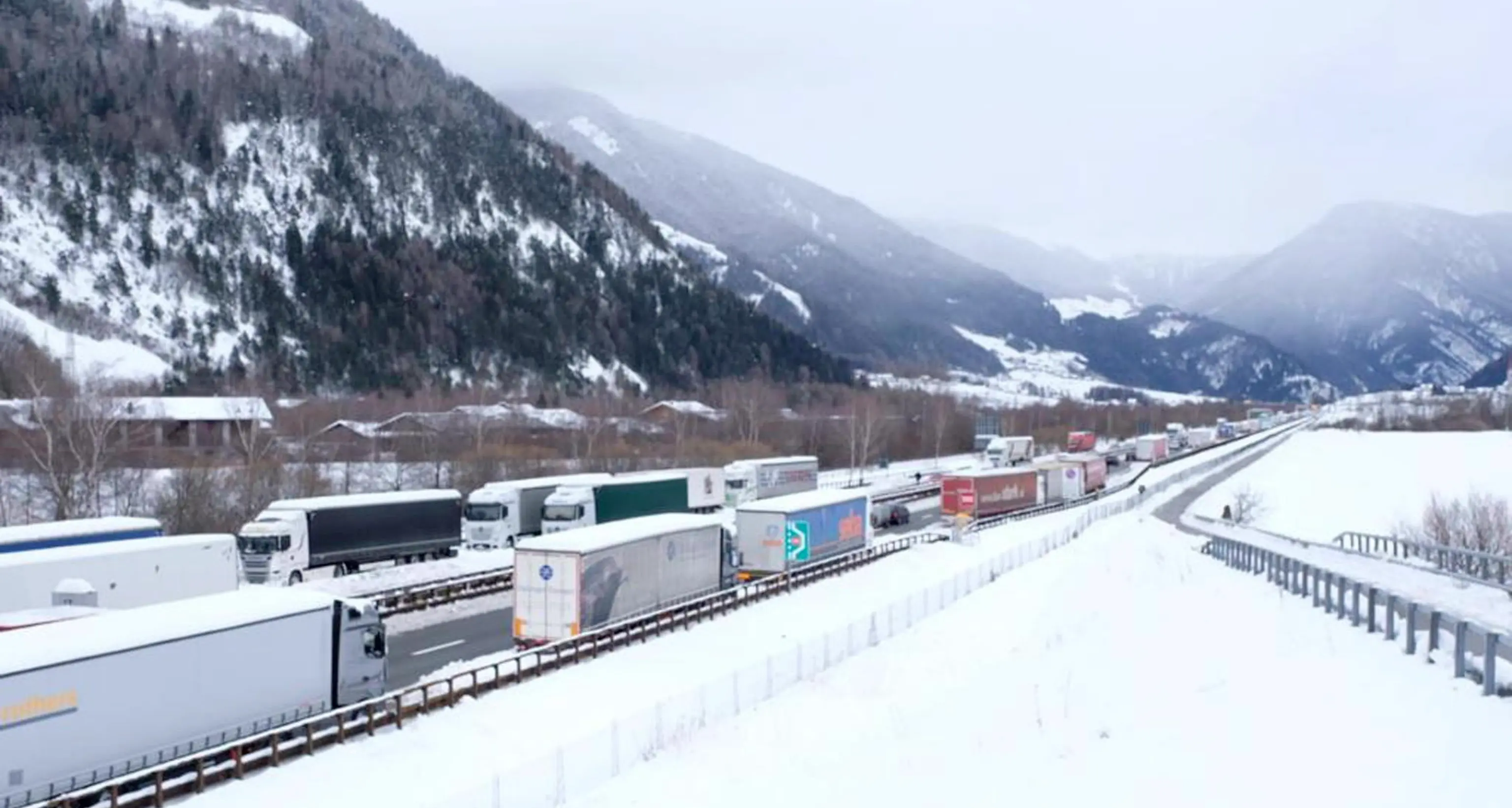 Pesanti nevicate in Austria, il Brennero chiuso al traffico, code di Tir a Vipiteno