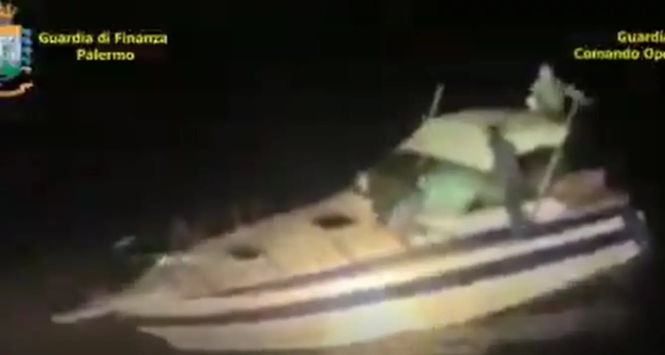 Maxisequestro di sigarette in mare: il video dell'abbordaggio