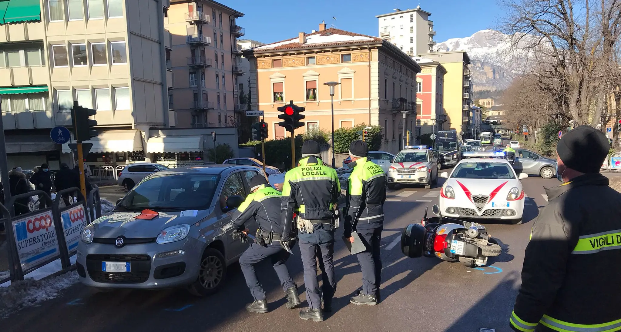 Trento, scontro auto-moto al ponte dei Cavalleggeri