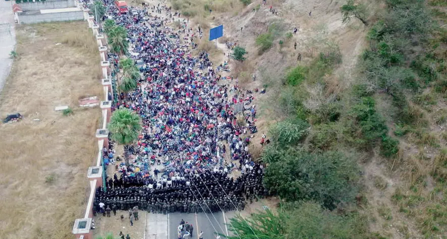 Novemila disperati in marcia verso gli Usa: la carovana dall'Honduras bloccata per ora dalla polizia