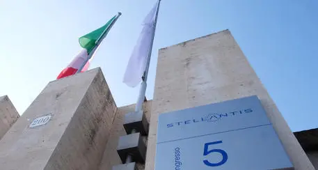 Stellantis, debutto in Borsa con cerimonia per il colosso dell'auto che unisce Fca e Psa