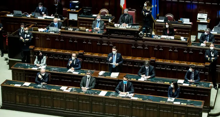 Camera, Conte difende il governo e cerca nuovi sostenitori in vista del voto di domani in Senato