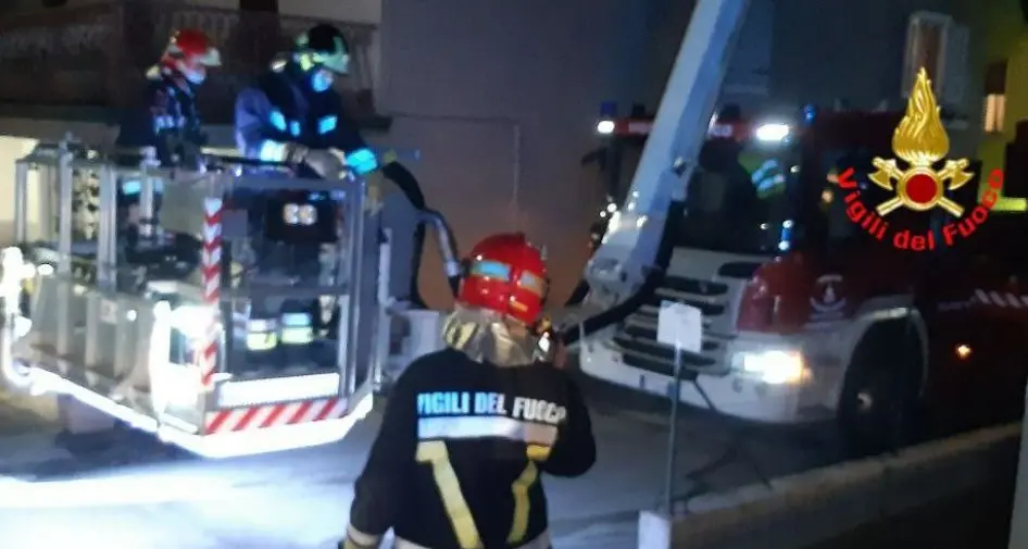 Canna fumaria in fiamme a Ponte Caffaro, l'intervento dei pompieri limita i danni alla casa