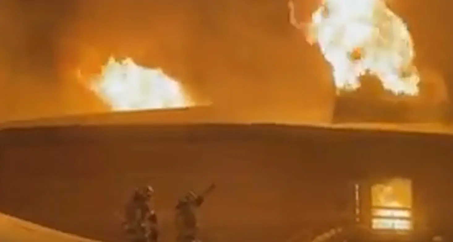 Incendio devastante al Museo della moto al passo Rombo: le terribili immagini Anche la neve contro le fiamme