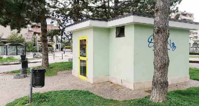 Segnaletica per i vespasiani In città sono 15 ma i turisti non sanno dove trovarli