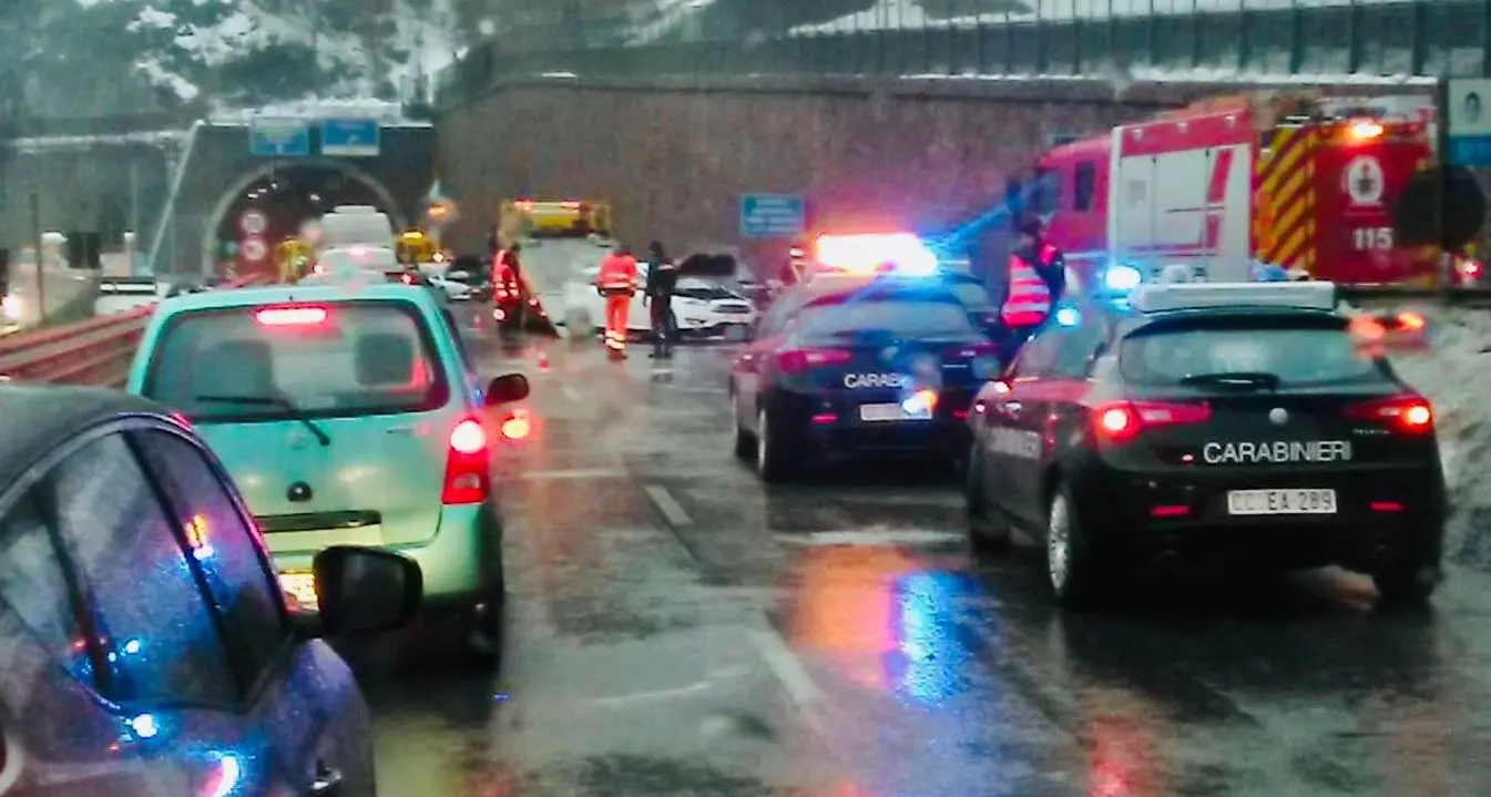 Statale della Valsugana ancora bloccata, centinaia di auto ferme, strada dei Crozi intasata verso Trento
