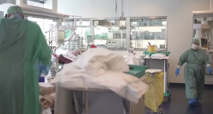 Gli eroi dietro le quinte nella guerra al Covid La giornata di Giuliana, operatrice socio sanitaria 12 ore al giorno nel reparto più difficile