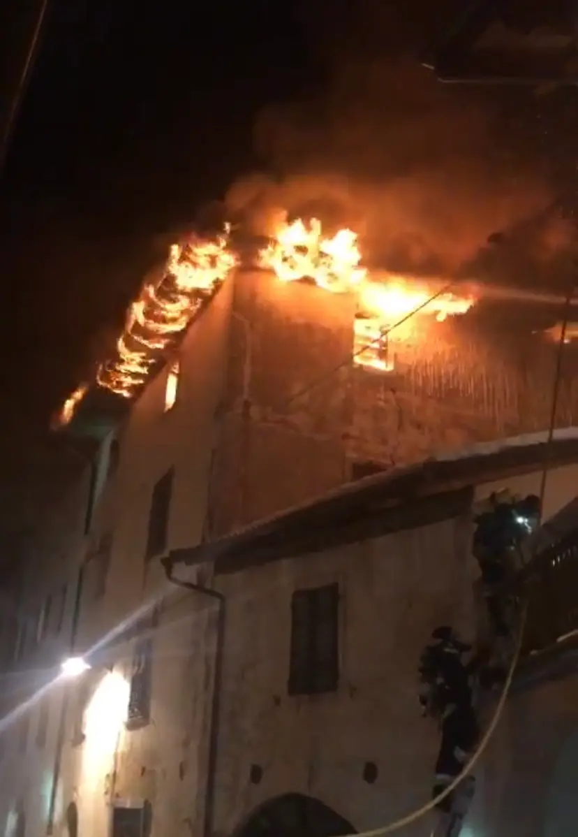 Cembra, la grande paura: incendio nel centro del paese, ma i vigili del fuoco domano le fiamme - IL VIDEO
