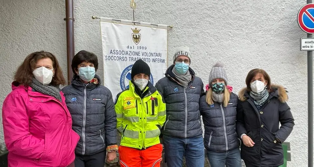 Salta la festa del patrono, ma i volontari della Pro Loco Mavignola portano bollito e trippe agli anziani
