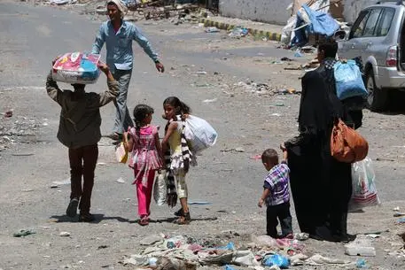 epa04893245 Members of a displaced family leave an area affected by heavy clashes between Houthi rebels and Saudi-backed pro-government fighters in the central city of Taiz, Yemen, 22 August 2015. UN humanitarian groups have warned of deepening impact of the continued conflict on civilians, with four in five Yemenis requiring humanitarian aid, and nearly 1.5 million people being internally displaced. EPA/ABDULNASSER ALSEDDIK