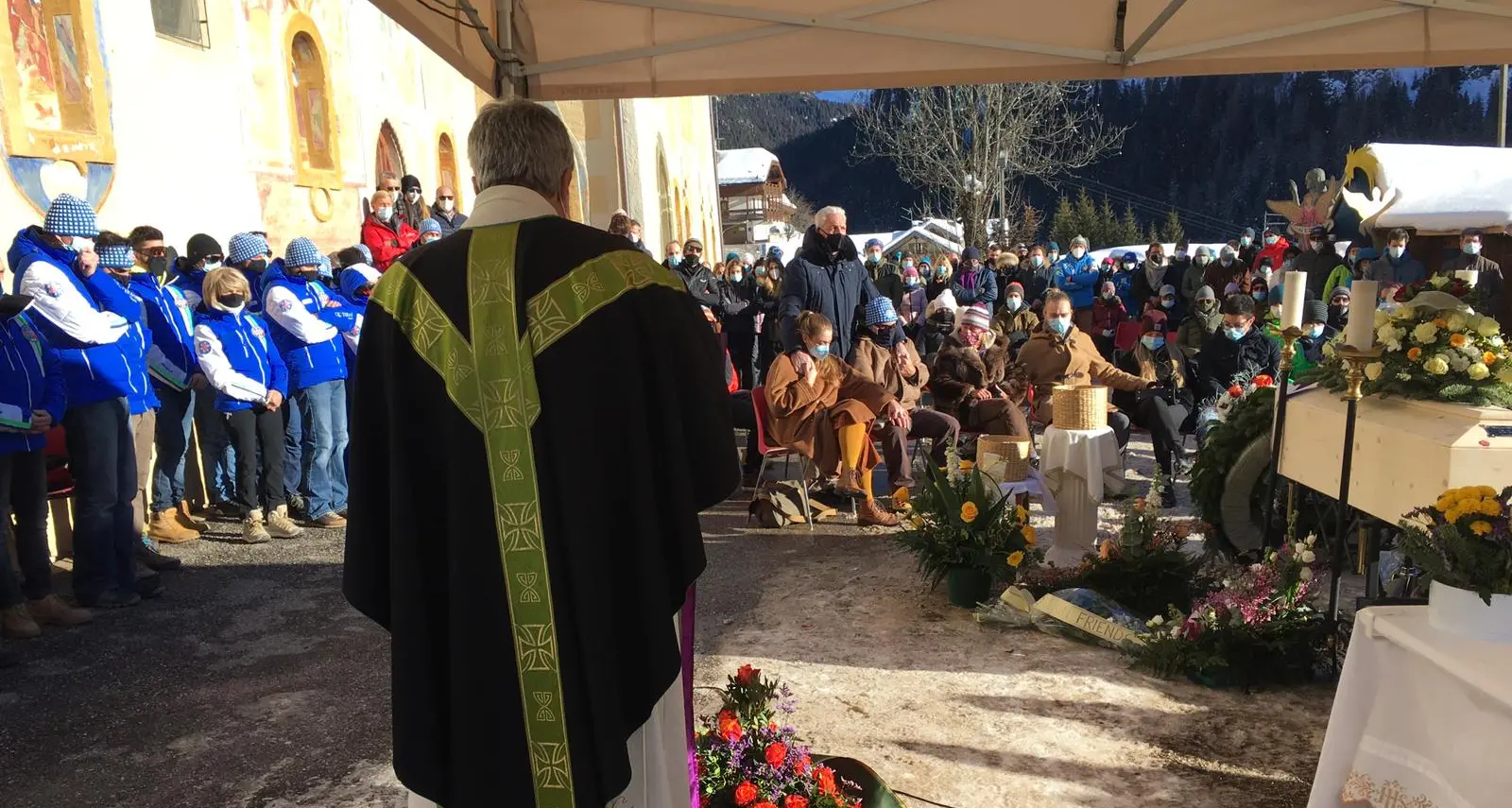 Una folla a Campitello per l'ultimo abbraccio a Etienne Bernard, giovane guida alpina che ha perso la vita sotto una valanga sul Pordoi
