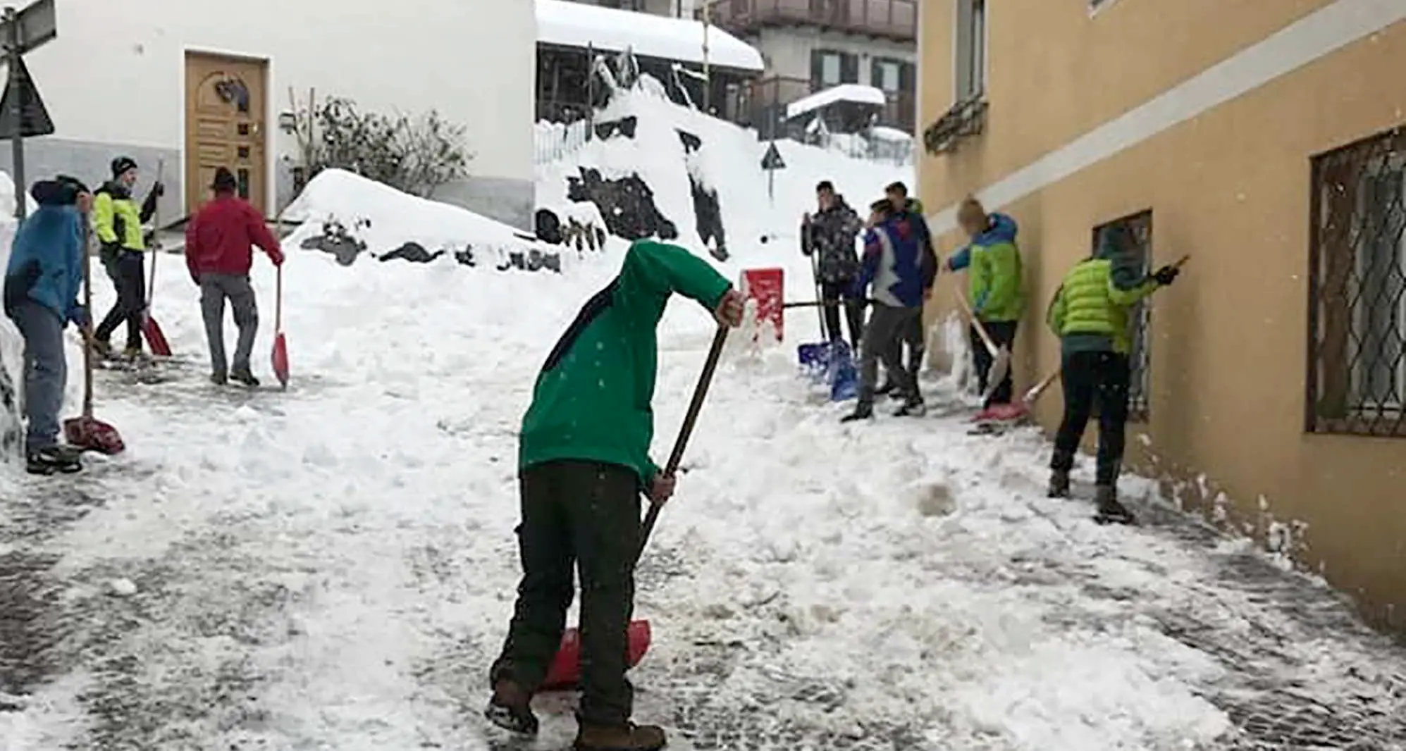 I Comuni riscoprono il \"piovego\": cittadini a spalare la neve, tutti insieme per la comunità