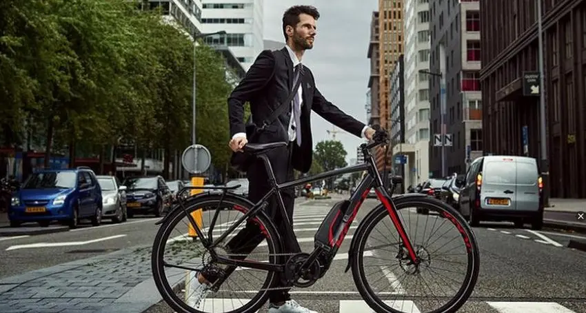 L'auto di lusso non è più di moda: manager e influencer scelgono la bicicletta elettrica