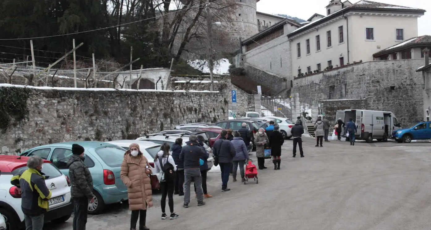 Code, caos e proteste: la distribuzione dei sacchetti della differenziata a Rovereto è un caso