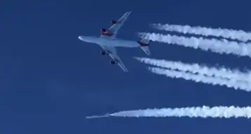 La Virgin Orbit lancia dall'ala di un aereo un razzo nello spazio