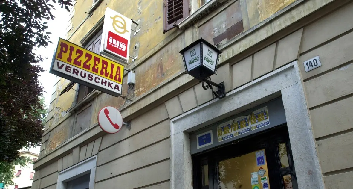Demolita la palazzina dell'Ottocento di via Grazioli: addio alla pizzeria Veruschka ed alla sua bella pergola