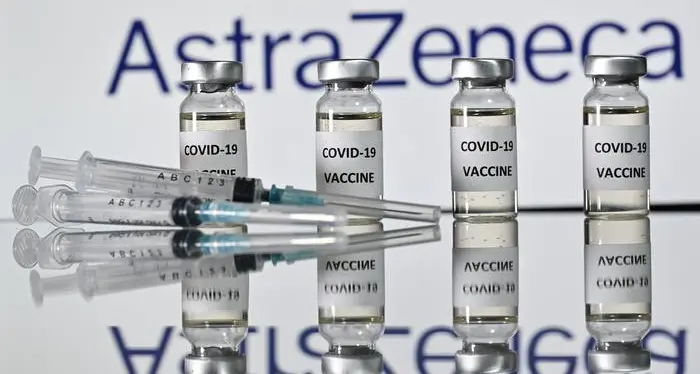 Vaccino AstraZeneca, già oggi l'Aifa potrebbe alzare il limite massimo di età (ora 55 anni)