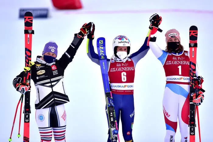 epa08941696 Marta Bassino (C) of Italy celebrates in the finish area after winning the women's Giant Slalom race of the FIS Alpine Skiing World Cup in Kranjska Gora, Slovenia, 16 January 2021. Bassino won ahead of second placed Tessa Worley (L) of France and third placed Michelle Gisin (R) of Switzerland. EPA/IGOR KUPLJENIK