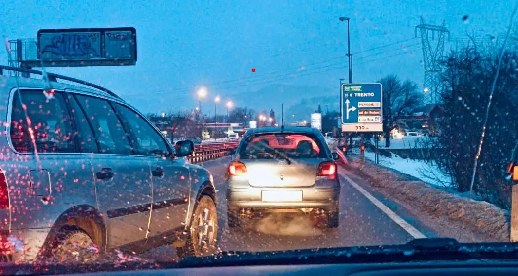 Carambola di sette automobili sulla Valsugana: statale bloccata e lunghe code da Pergine a Trento