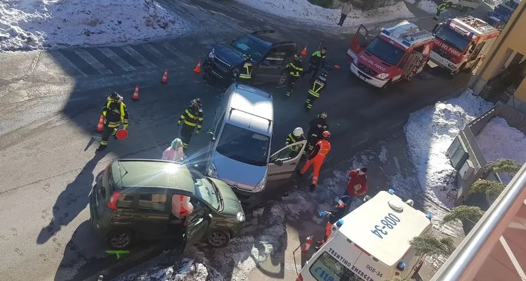 Tamponamento e poi frontale fra due mezzi nel centro di Roncone, due feriti