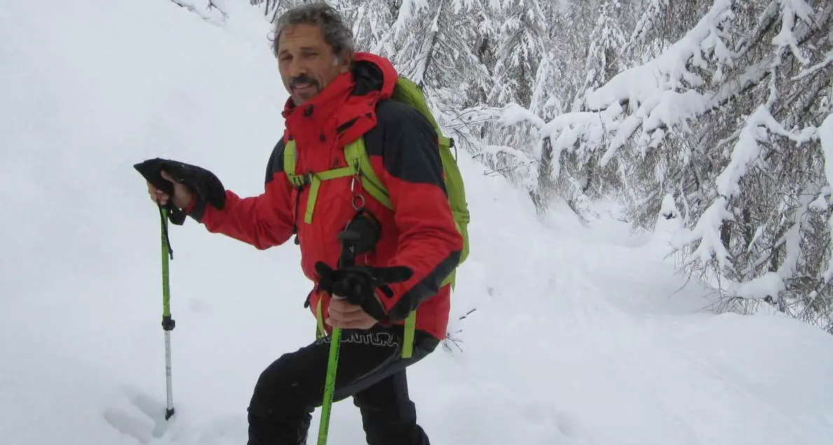 Lo scialpinista trovato morto su cima Mut: stroncato da un malore, aveva ancora i bastoncini in mano