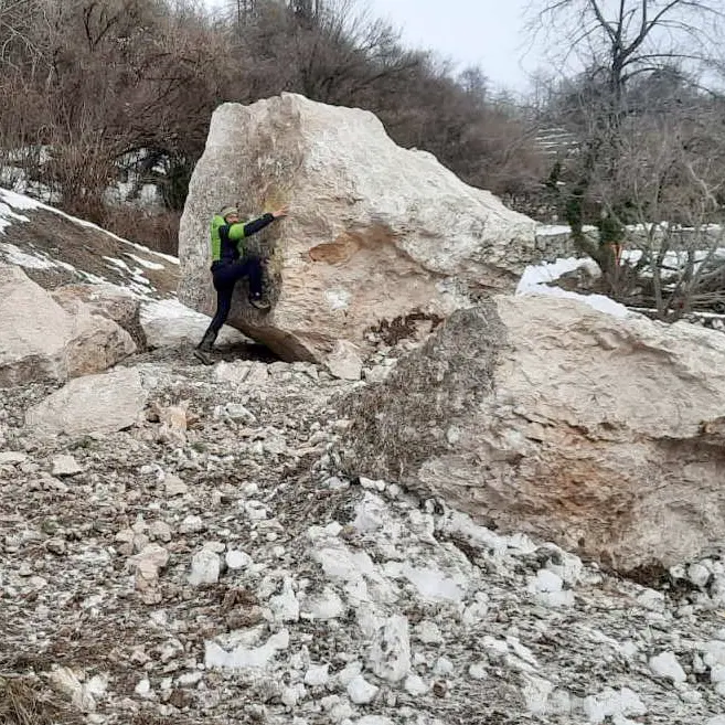 Nomesino: frana sulla strada per Lenzima, enormi massi sulla carreggiata (ma la strada è chiusa d'inverno)