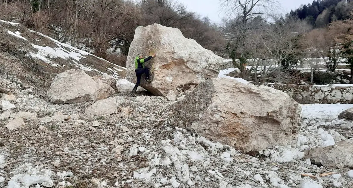 Nomesino: frana sulla strada per Lenzima, enormi massi sulla carreggiata (ma la strada è chiusa d'inverno)