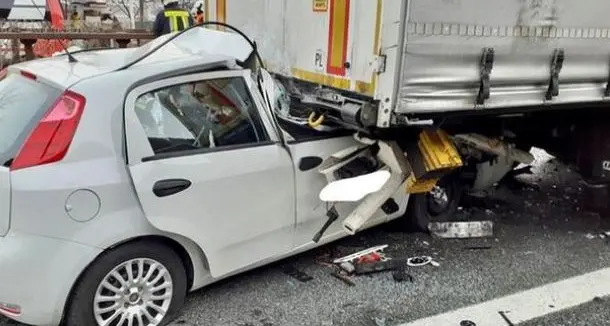 A22: tampona un Tir con la sua Punto, miracolato, solo ferite lievi